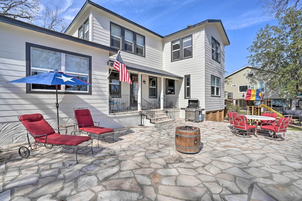 Spacious Lake Placid Retreat with Gorgeous Views — hotel in Seguin