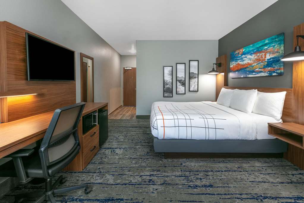 La Quinta Inn & Suites by Wyndham Jacksonville TX - photo 20