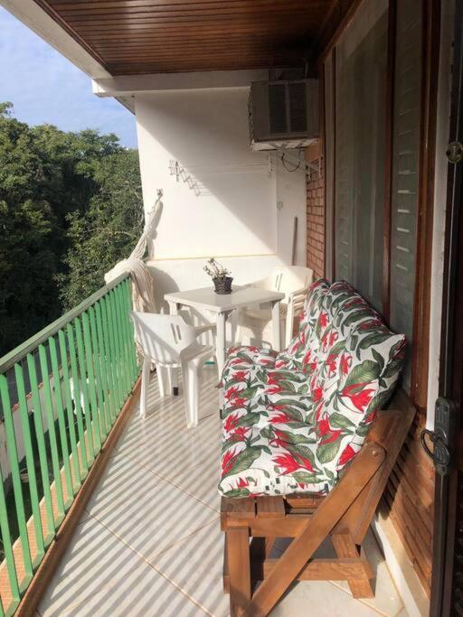Espaçoso Flat com Varanda no Cavalinho Branco — 4-Star Luxury Hotel in Aguas De Lindoia, Brasil