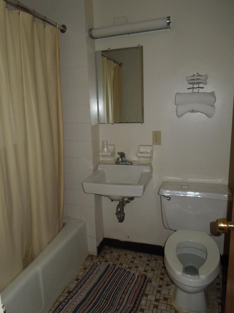 Lee's Motel - photo 22