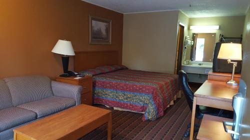 Scottish Inn Knoxville - photo 42