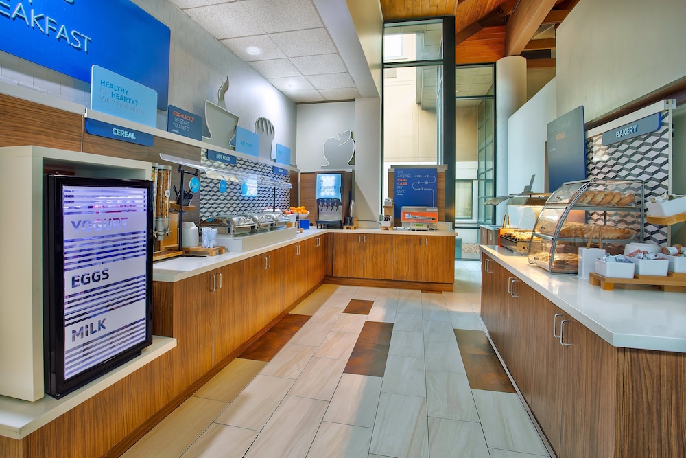 Holiday Inn Express Nashville Airport an IHG Hotel - photo 2