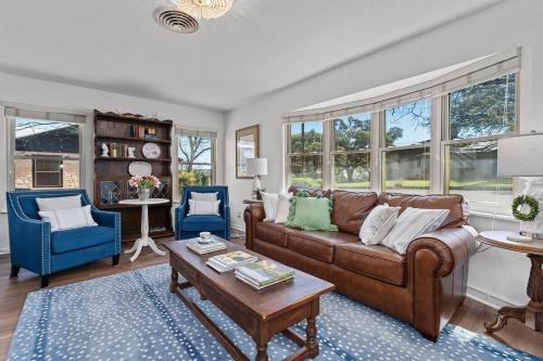 Vintage Veranda Ping Pong Table & More in Fredericksburg, United States