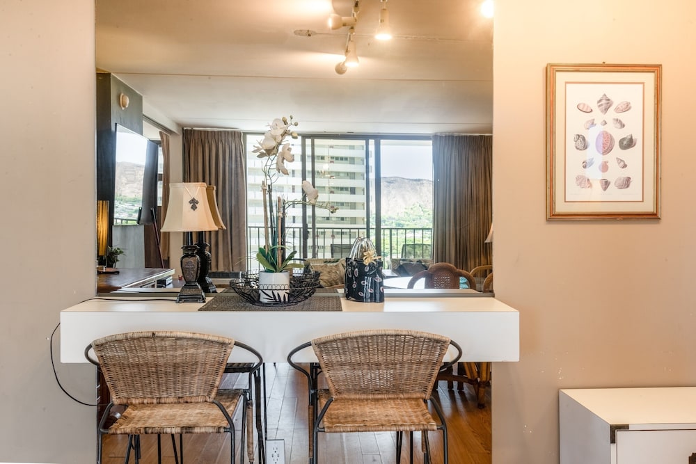 Spacious 14th Floor Corner Suite Partial Diamond Head and Ocean Views FREE Parking by Koko Resort Vacation Rentals - photo 10