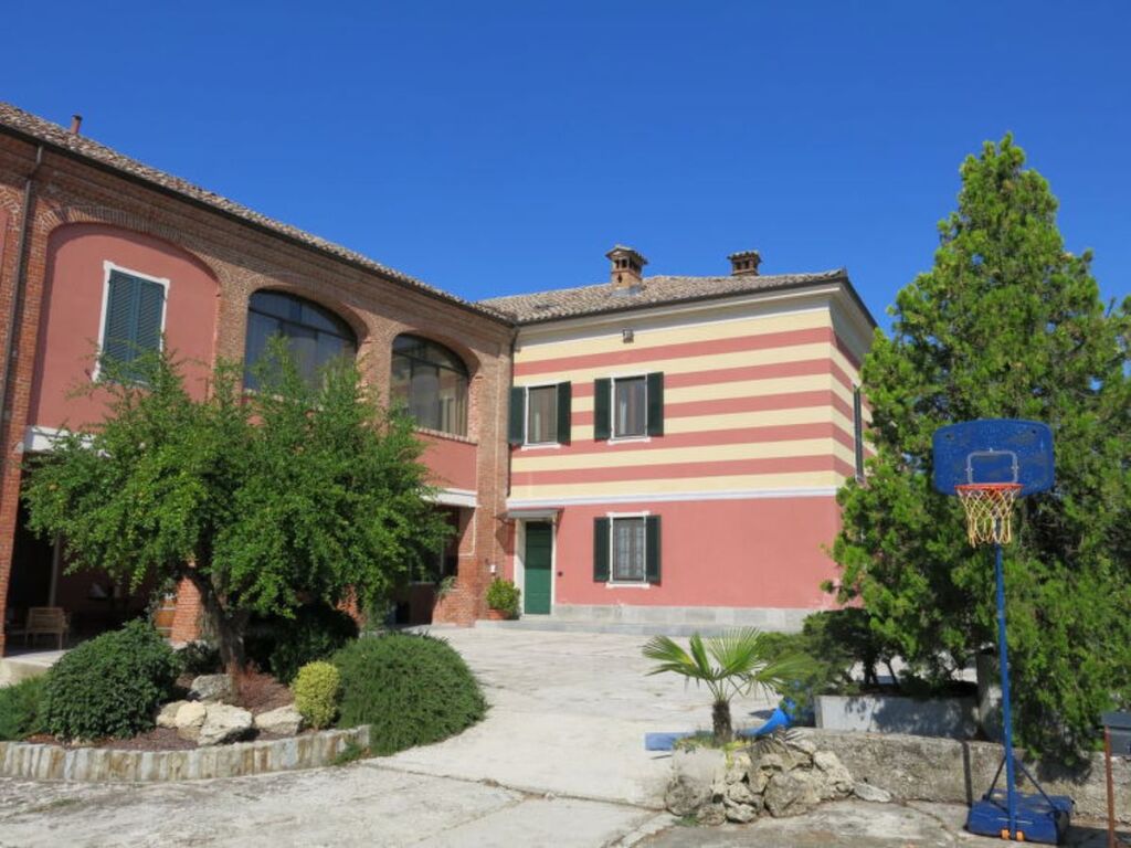 Cascina Olivetta sleep in winery — 4-Star Luxury Hotel in Castelletto Merli, Italy