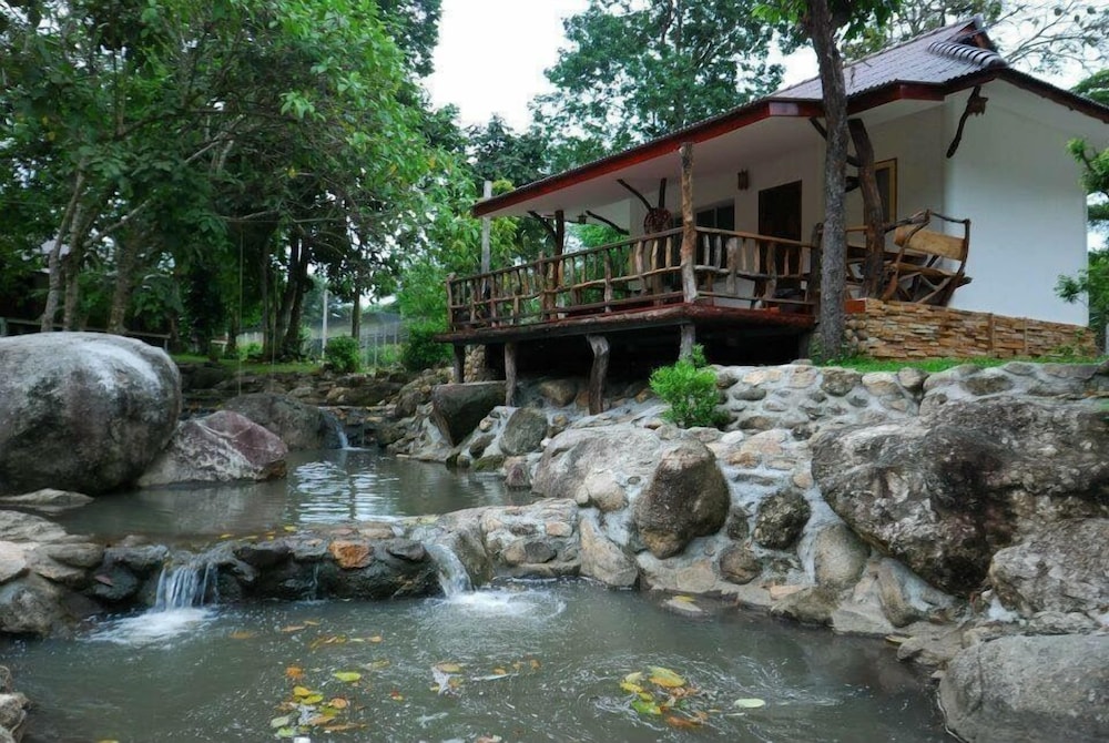 Lundaresort & Orchid in Suan Phueng, Thailand