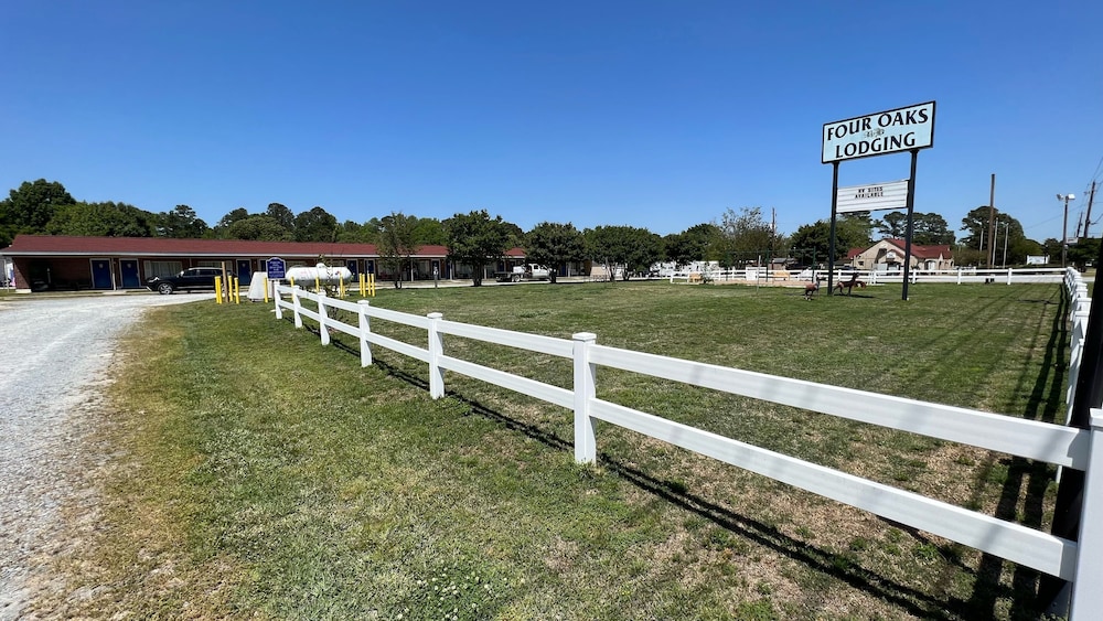 Four Oaks Lodging & RV Resort - photo 16