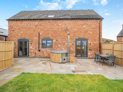 Babbling Brook Barn - carbon neutral hotel in Abbots Bromley