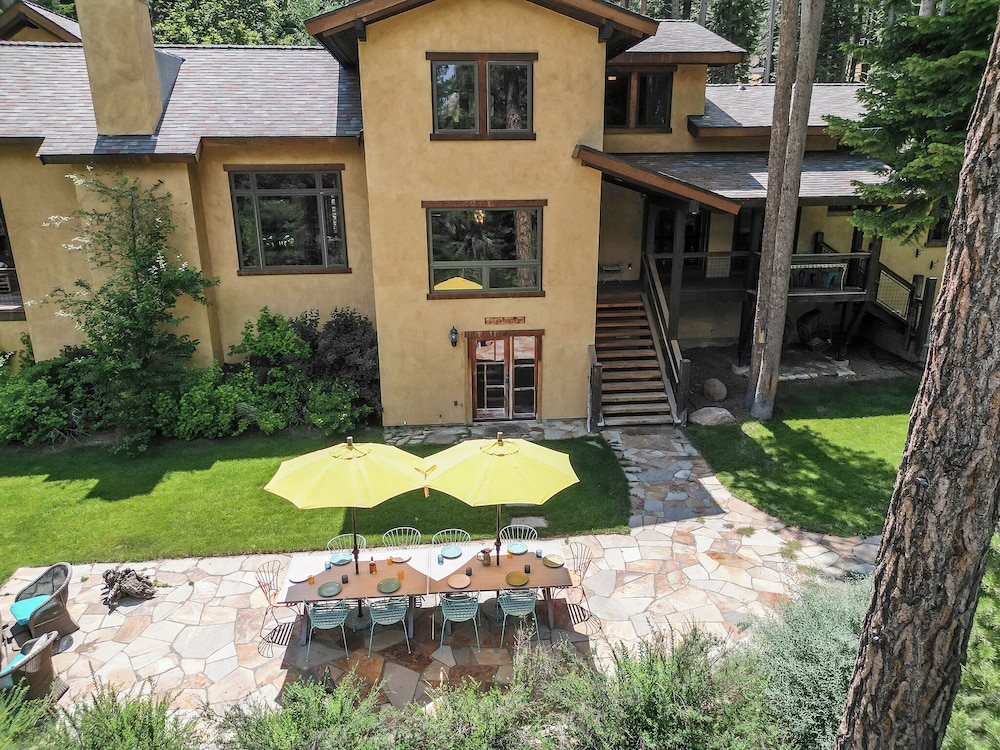 Star Haven Retreat 5 BDR Stunner in Truckee, United States