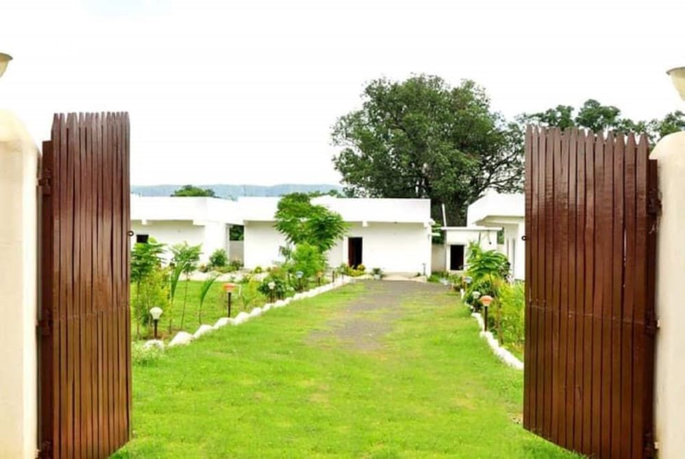 The Sun Resort Bandhavgarh National Park Hotel - carbon neutral hotel in Manpur
