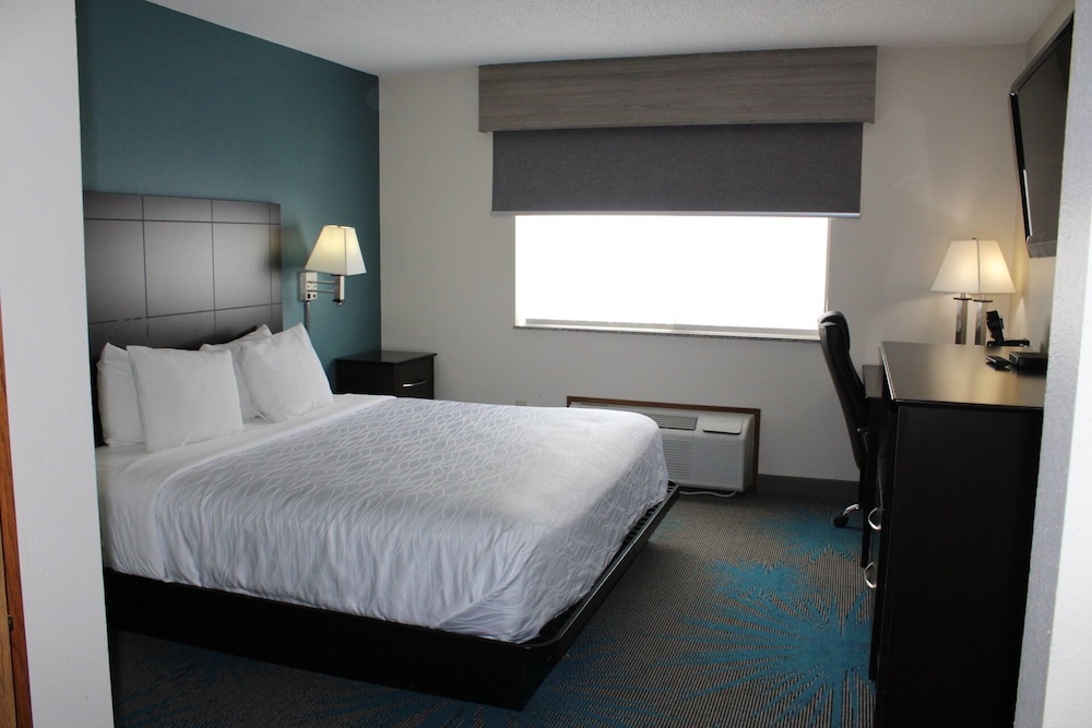 Reston Inn & Suites - photo 15