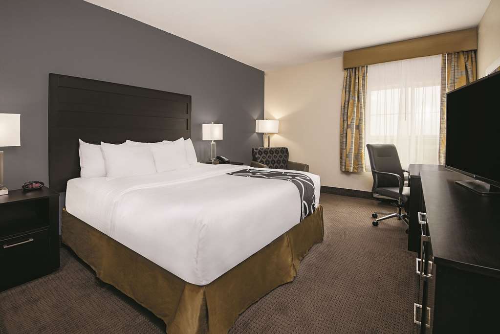 La Quinta Inn & Suites by Wyndham Karnes City Kenedy - photo 23