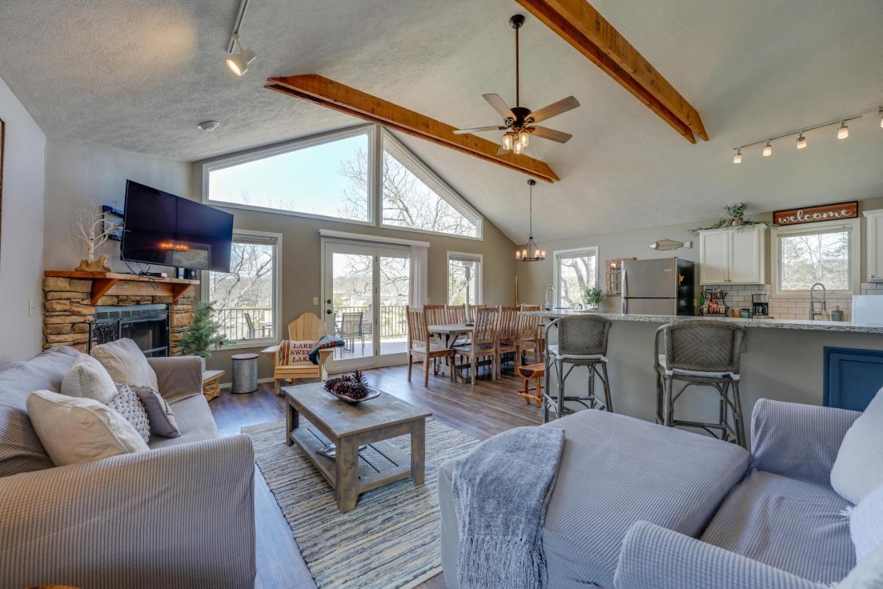 Reeds Spring Retreat with Lakeview Deck and Grill — hotel in Shell Knob