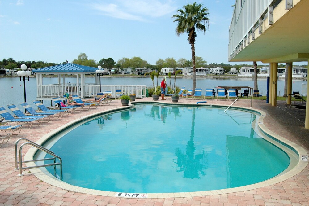 Winter Quarters Encore Manatee RV Resort - photo 7