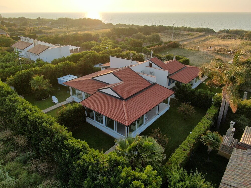 Casa Vacanze Villa Letizia — 4-Star Luxury Hotel in Campofelice Di Roccella, Italy
