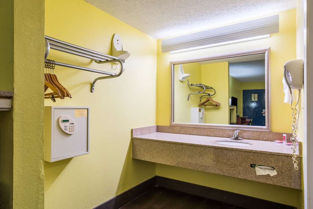 Econo Lodge Picayune - photo 17