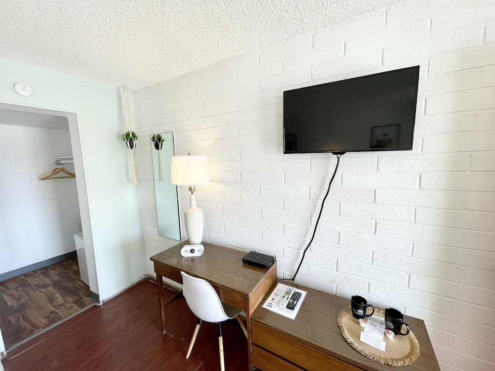 The Postcard Motel - photo 35