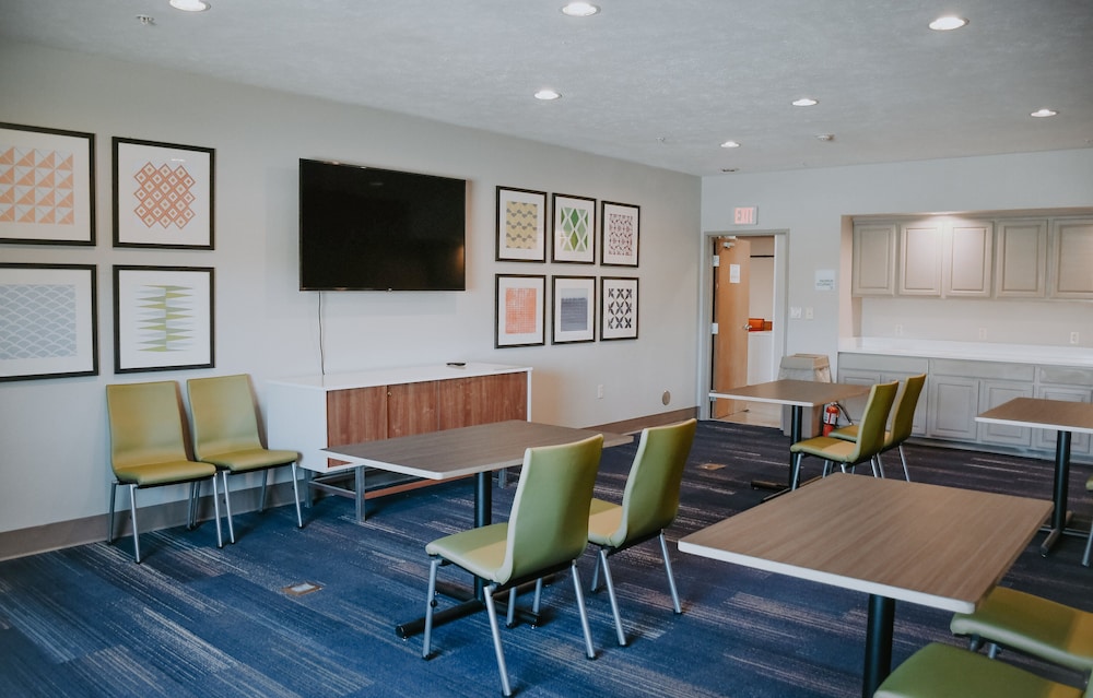 Holiday Inn Express & Suites South Lincoln by IHG - photo 75
