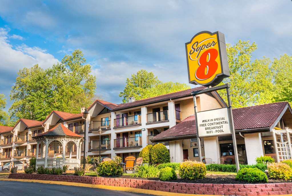 Super 8 by Wyndham Downtown Gatlinburg at Convention Center - featured photo