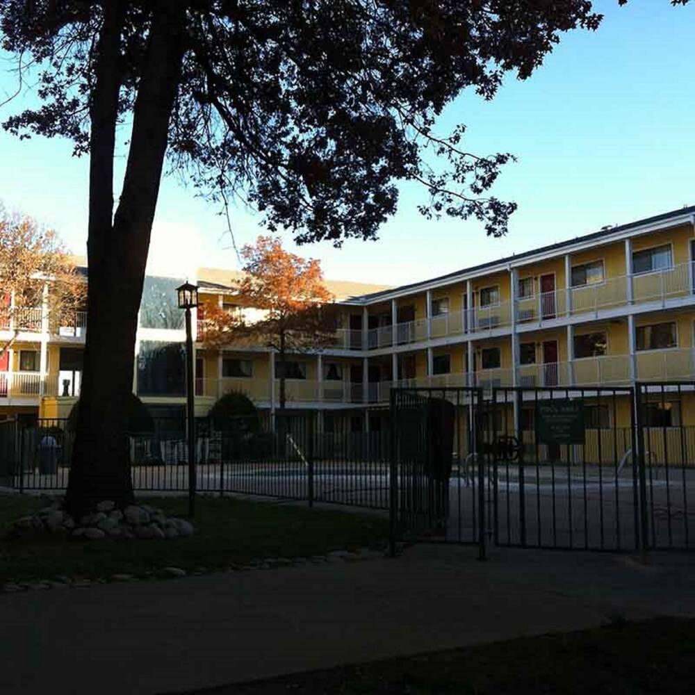 Oaktree Inn and Suites - photo 14