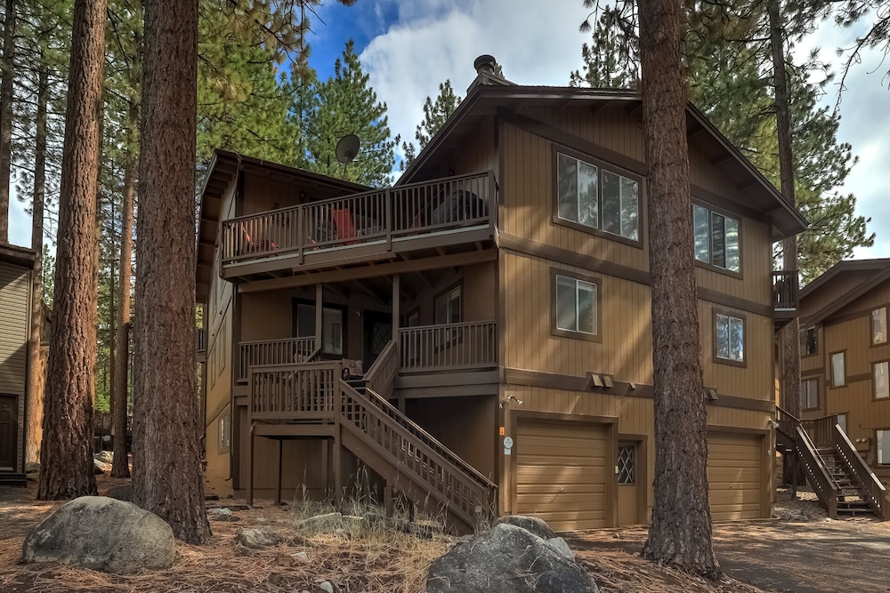 Family Fun Getaway 3 Story Condo — 4-Star Luxury Hotel in Kingsbury, United States