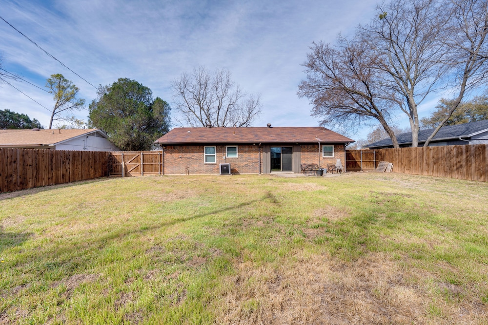 3 Mi to Dtwn Denton: Getaway w Furnished Patio in Denton, United States