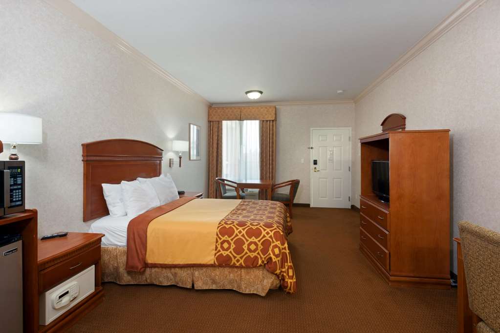 Howard Johnson Hotel & Suites by Wyndham Pico Rivera - photo 8