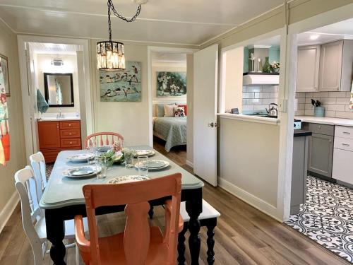 Downtown Birdie Walk to Whiskey Row in Prescott, United States