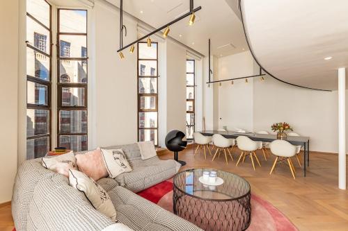 Luxurious modern artsy fully fitted home