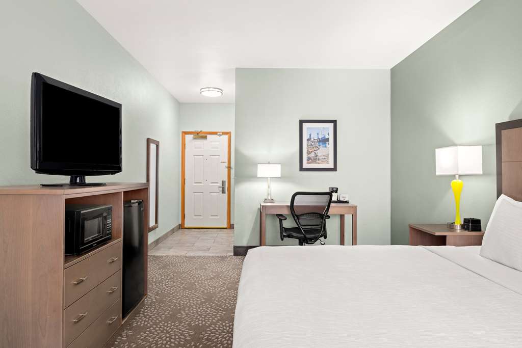 La Quinta Inn & Suites by Wyndham Newport - photo 28