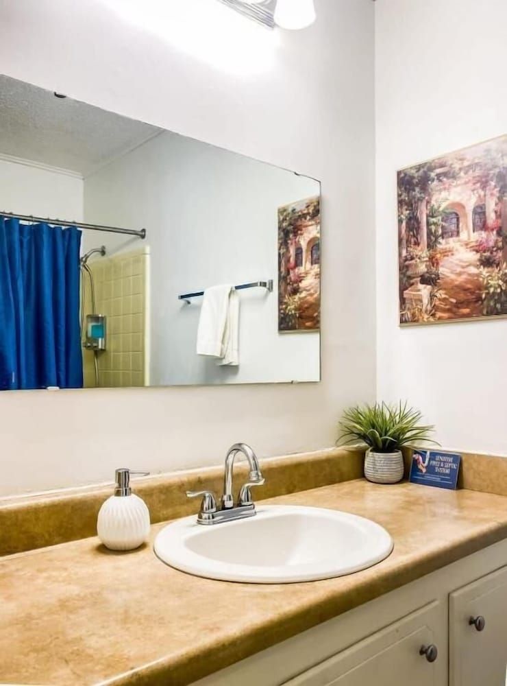 Near Space Center Mahan Splashdown — 4-Star Luxury Hotel in Madison, United States