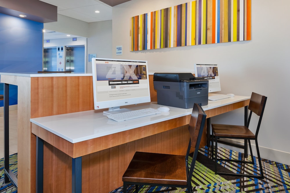 Holiday Inn Express & Suites Grand Rapids Airport South by IHG - photo 25
