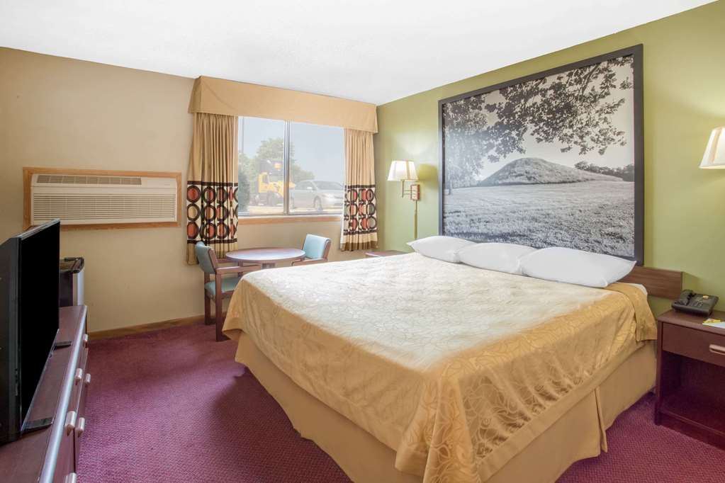 Super 8 by Wyndham Normal Bloomington - photo 10