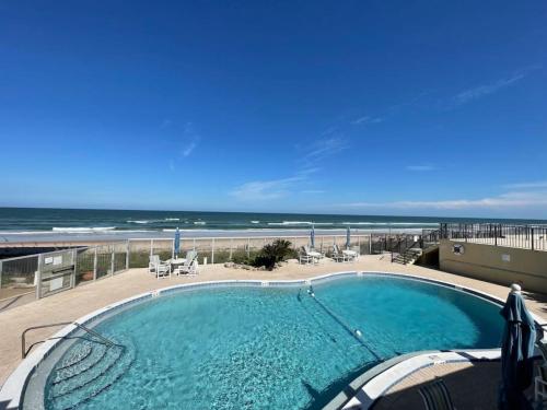 Cozy Ocean Condo with Pool Small Dog Friendly — 4-Star Luxury Hotel in Ormond Beach, United States