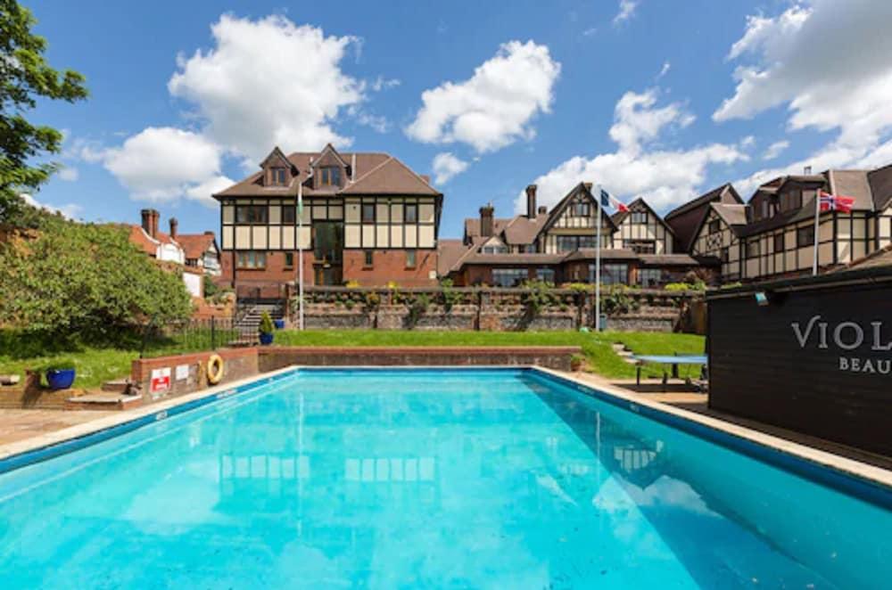 De Rougemont Manor Hotel & Suites — hotel in Brentwood