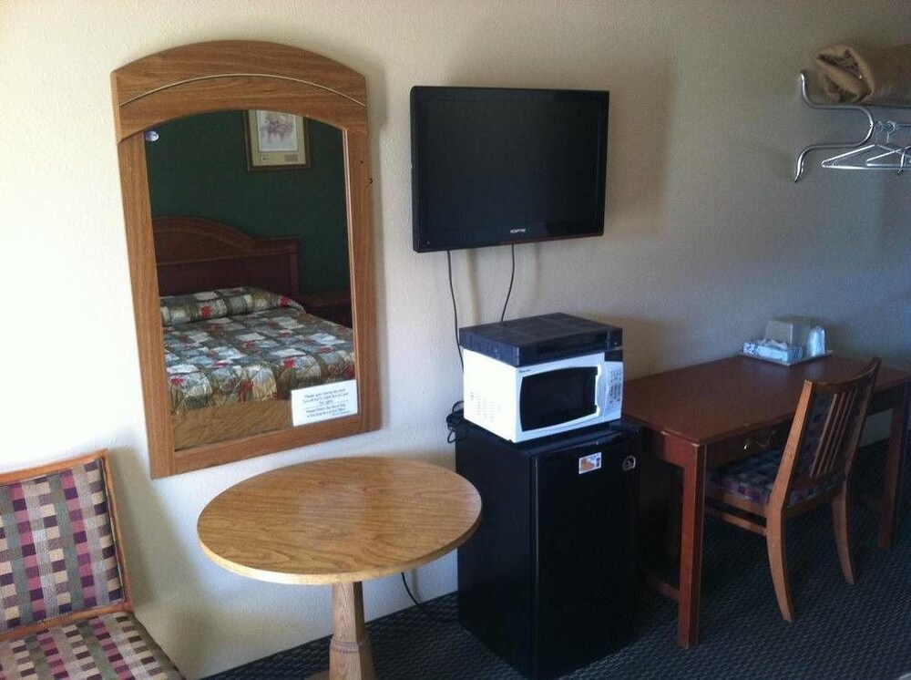 C&H Motel El Dorado Springs - photo 5