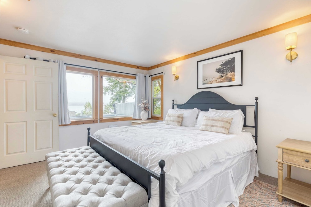 Cove Cottage by AvantStay Waterfront Views Spa — 4-Star Luxury Hotel in Coupeville, United States