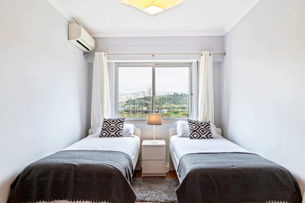 Large Contemporary 3 Bedroom Apartment — 4-Star Luxury Hotel in Amadora, Portugal
