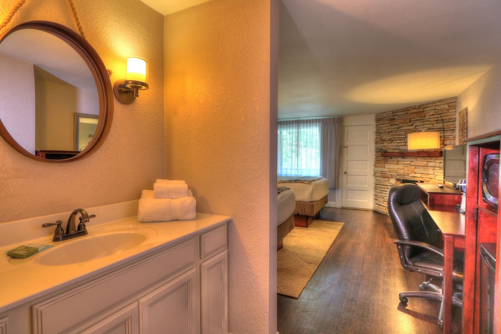 River Edge Inn - photo 7