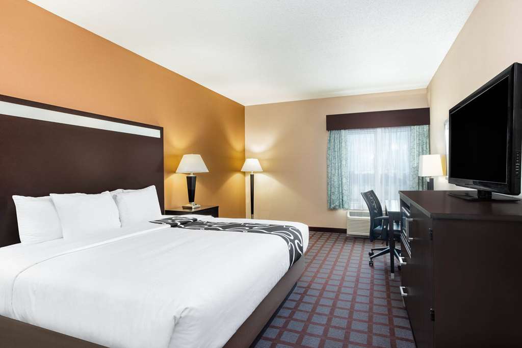 La Quinta Inn & Suites Indianapolis Airport West - photo 11