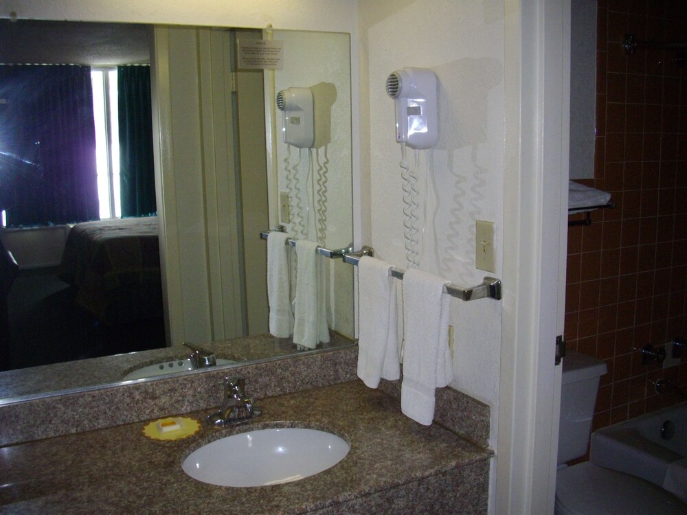 Macomb Inn - photo 14