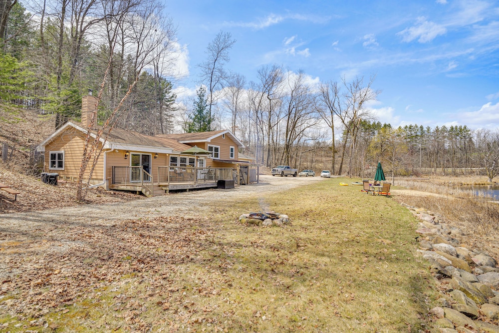 Near Hiking: Lakefront Getaway in Campbellsport pet-friendly hotel Campbellsport