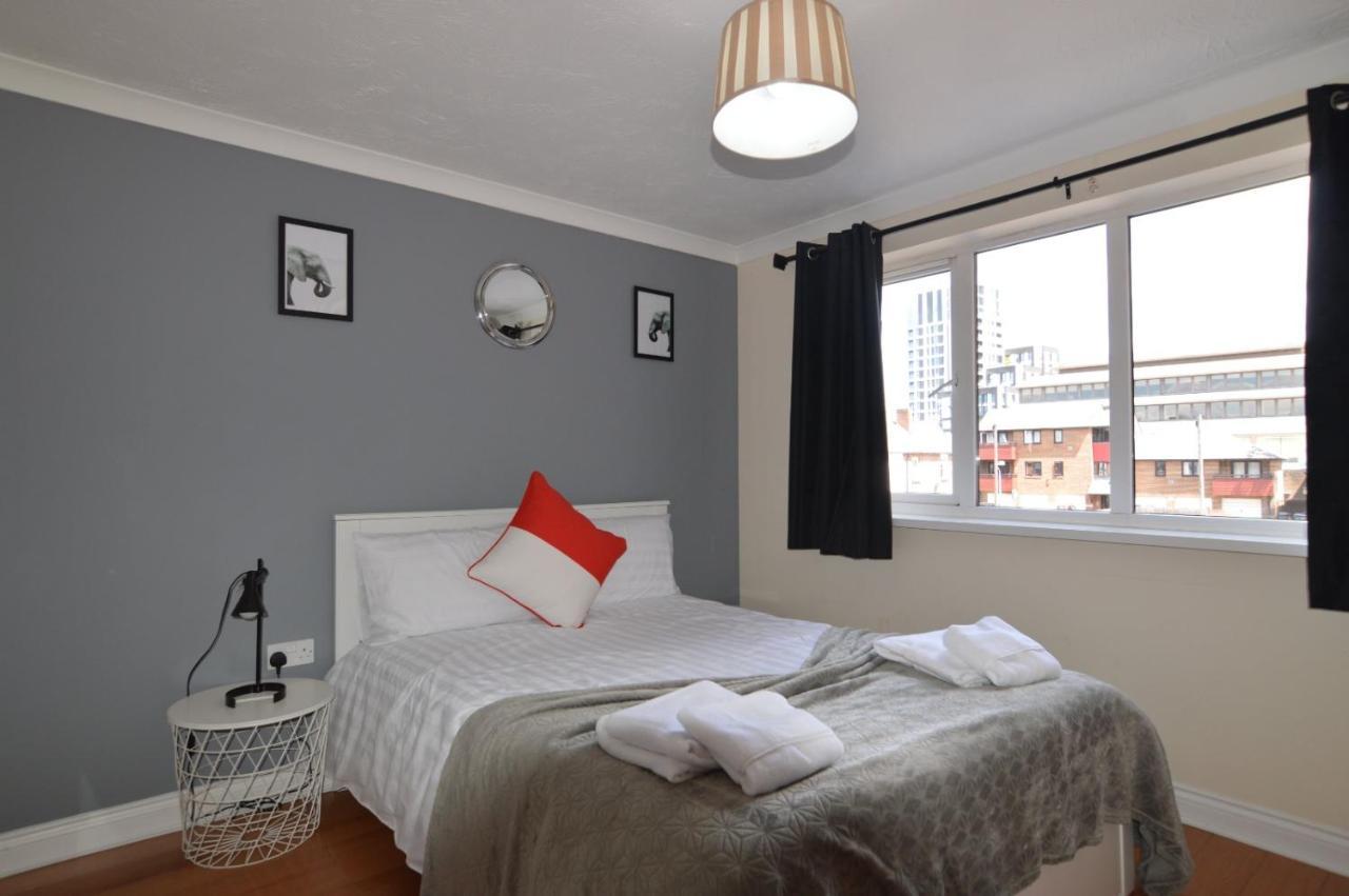 Central 2 Bed 2 Bath Flat with Parking by CozyNest