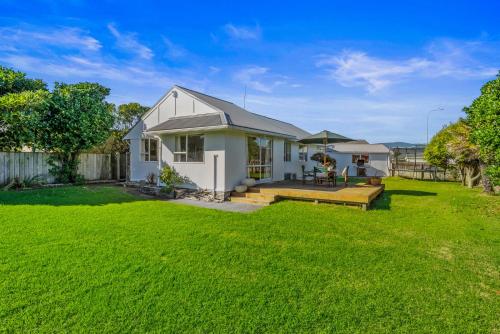 Babbacombe Bach Otaki Beach Holiday Home — 4-Star Luxury Hotel in Otaki, New Zealand