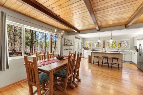 Pine Cone Lodge Fire Pit BBQ Ping Pong — 4-Star Luxury Hotel in Prescott, United States