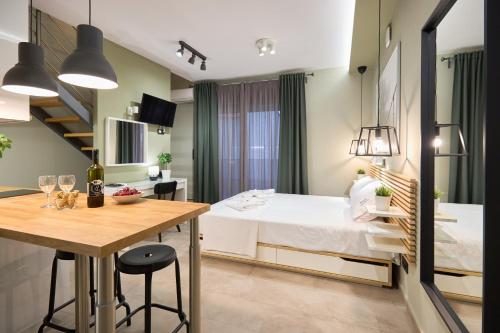 Oisymi Luxury Studios — 4-Star Luxury Hotel in Nea Peramos, Greece
