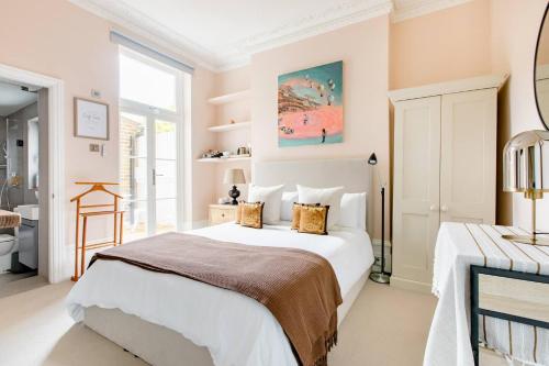 Luxury King Bed EnSuite with Quiet Private Patio — 4-Star Luxury Hotel in London, United Kingdom