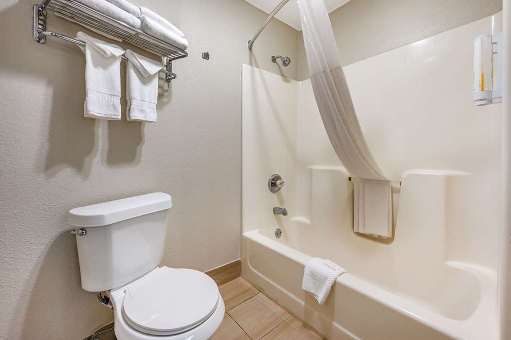 Clarion Pointe Louisville East - photo 16