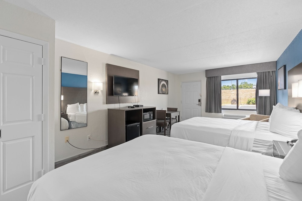 Baymont by Wyndham Orlando East - photo 9