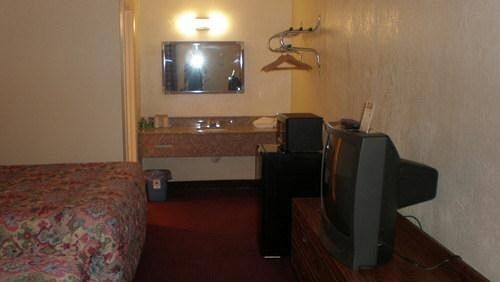 Royal Inn Crossville - photo 3